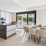 Vacation I Sharma, Sea View Villa, Prime Location, Heated Pool, Sauna, Cine & Entertainment Room, Close To The And Puerto Banus Villa