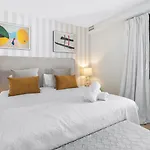 Vacation I Sharma, Sea View Villa, Prime Location, Heated Pool, Sauna, Cine & Entertainment Room, Close To The And Puerto Banus Villa Marbella