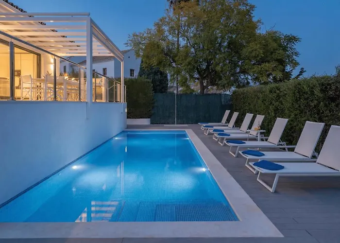 Вілла Vacation I Sharma, Sea View Villa, Prime Location, Heated Pool, Sauna, Cine & Entertainment Room, Close To The